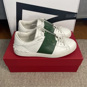 Valentino skor  - Säljer mina valentino skor som är i jätte bra skick! Skick 9/10! Har box och extra skosnören till! Storlek 42,5! Hör gärna av dig om du har frågor!