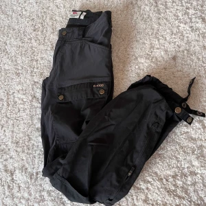 Fjällräven Keb W Regular - Måste sälja mina fjällräven Keb W regular i strl 36, då de tyvörr blivit för små..🥲  Nypris 2499kr Skickar även med ett greenland wax värde 99kr!