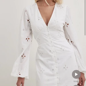 NA-KD studentklänning - Säljer min helt oanvända klänning från NA-KD som jag tänkte ha till studenten men har hittat en annan! Frakt ingår!