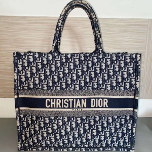 LARGE DIOR BOOK TOTE - Sparsamt använd dior I färgen Blue Dior Oblique Embroidery  (42 x 35 x 18.5 cm) - Original pris: 36.067 SEK  - mitt pris : 18.000 SEK  - Authentication card och kvitto kommer med i köpet  