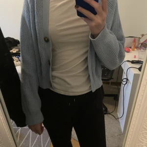 Ljusblå kofta - Fin stickad kofta från monki. Säljer pga kommer inte till användning🫶🏼