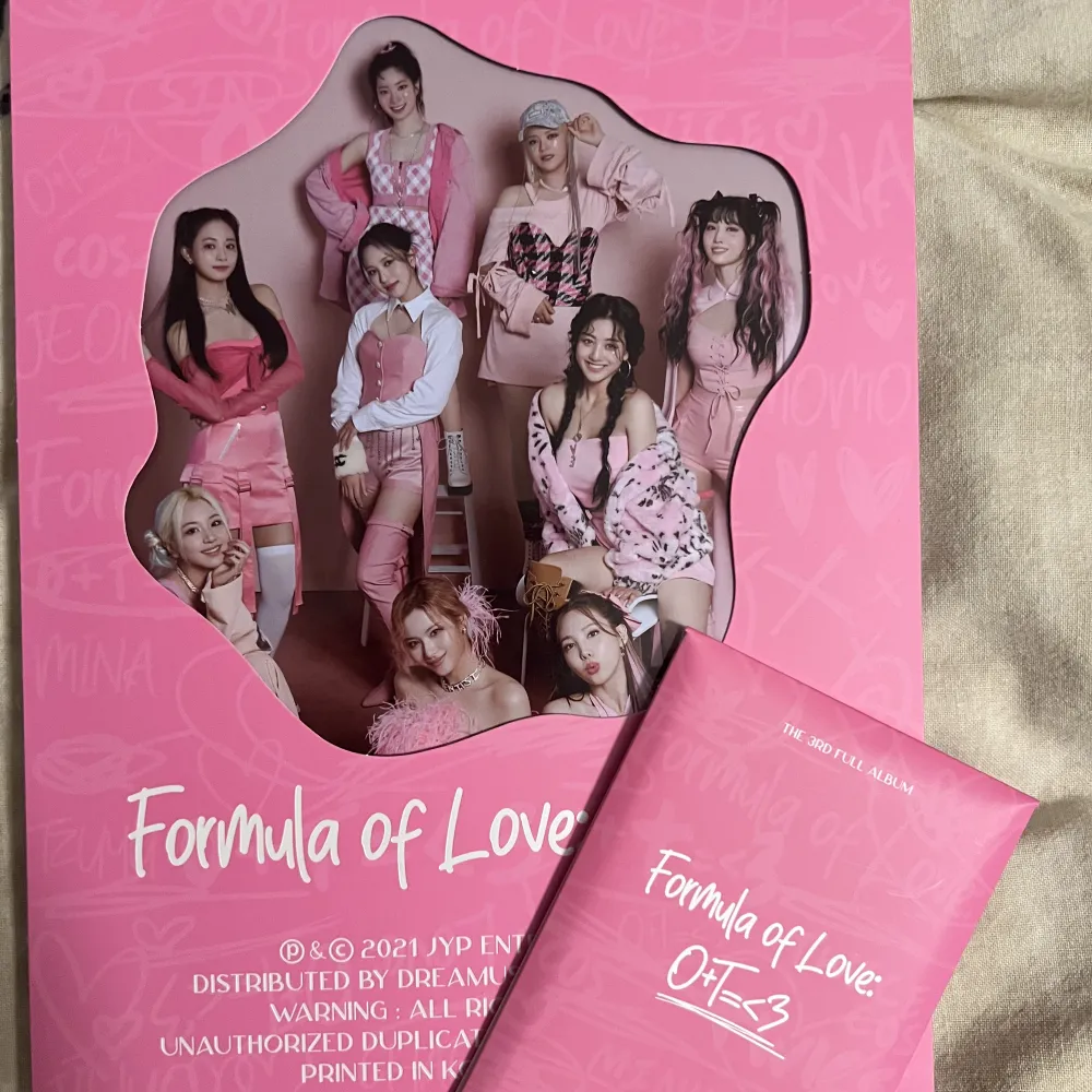 Säljer både Explosion och Break It versioner från Twice's Formula of love album! Det kostar 300kr styck och frakten ingår inte i priset.. Övrigt.