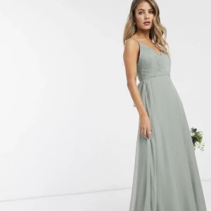 Balklänning  - Balklänning i storlek 32 som är uppsydd så den passar mig som är 160 cm lång. Den är även insydd lite i midjan. 850kr+frakt 💞