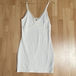 Beige klänning - En beige klänning från HM. Använd en gång. 