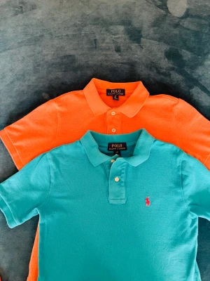 2 stycken pikétröja pojke 8 år - Säljer 2 st pikétröja från Ralph Lauren Använd lite med kärlek 