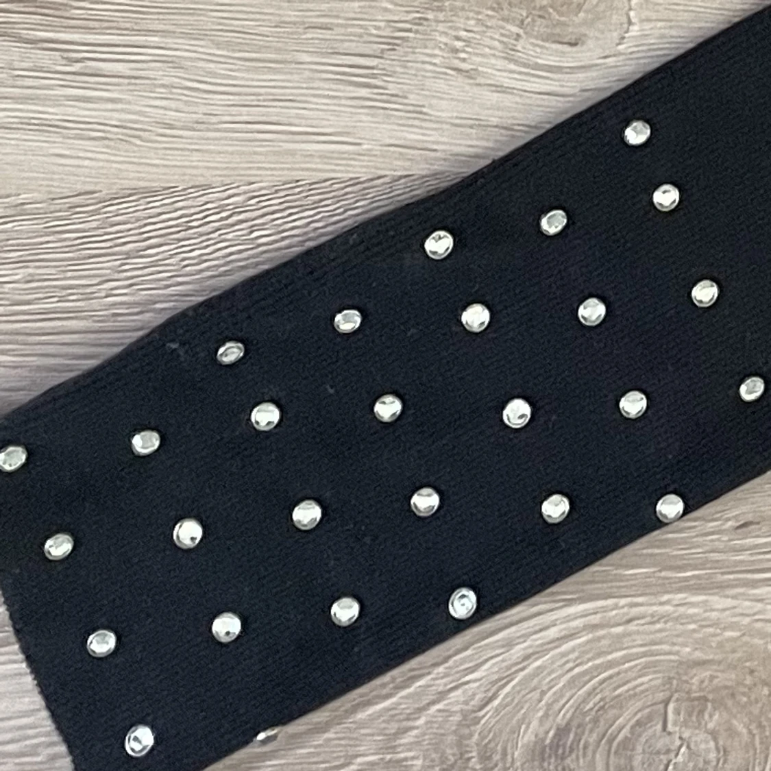 Blus med vita sten på armarna - 90