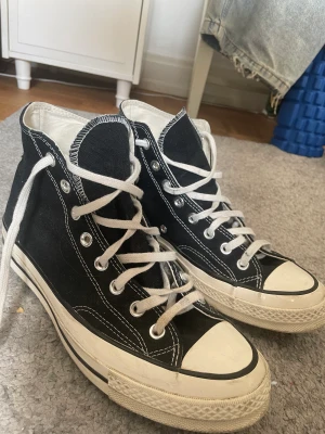 Converse - Säljer mina converse för dom är för små Max använda några gånger i princip helt nya Vill bli av med snabbt så skriv gärna😊