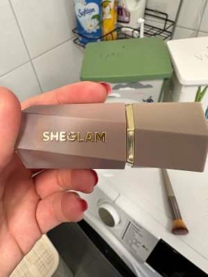 Kräm bronzer - Krämbronzer från SHEIN. Aldrig använd då jag råkade beställa 2 stycken. Färg terrakotta 