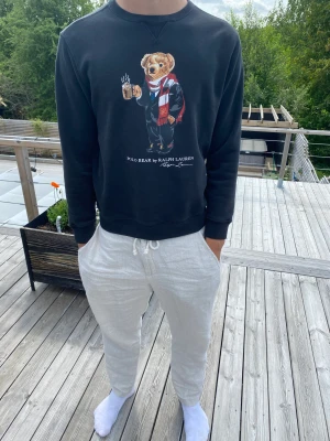 Ralph Lauren tröja - Mycket stilig tröja med en teddybjörn tryck, använd fåtal gånger och är i strl S🙌🏾🍾ny pris över 1000kr mitt pris 400kr🙌🏾