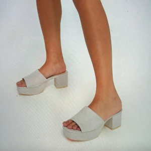 Beiga klackar från Nelly i storlek 37 - Jättefin beiga klackar från Nelly i storlek 37! Använd två gånger 