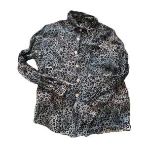 Cool skjorta  - Skitcool skjorta som jag aldrig använt. Den är vintage med vet inte närifrån då jag köpt den i en vintagebutik. Knapparna är pärlemo. 