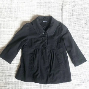 INTRESSEKOLL! Trekvartsärmad jacka - intressekoll! så fin trekvartsärmad i strl 36❣️