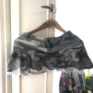 Miniskirt  - Säljer denna lågmidjade minikjolen, äkta Y2k 