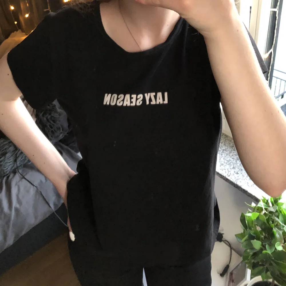 Säljer den här T-shirten med tryck där det står ”lazy season”. Bra skick. Använder inte längre, därför jag säljer. Det är storlek XL men passar som att det skulle vara en S/M.. T-paidat.