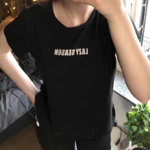 T-shirt med tryck  - Säljer den här T-shirten med tryck där det står ”lazy season”. Bra skick. Använder inte längre, därför jag säljer. Det är storlek XL men passar som att det skulle vara en S/M.