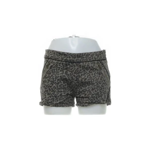 Jeans shorts - Jätte snygga mönstrade jeans shorts. Säljer då de tyvärr är för små för mig💛 Strl M men passar nog mer S