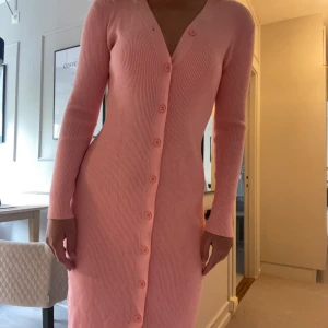 Rosa stickad klänning - Otrolig klänning, okänt märke. Jättefint stickat material, passar S. Rosa! Liten fläck vid urringning (skickar närmre bild vid intresse)