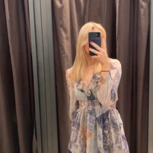 Klänning - Jätte fin zara klänning använd en gång perfekt till sommaren 