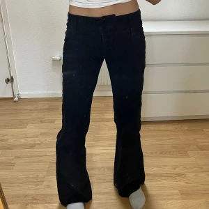 Svarta low rise  - Svarta manchester byxor, flare och low waist. Jag köpte dem second hand men de är i super skick! Storlek 36/S (Byxorna är inte smutsiga utan det är spegeln) 