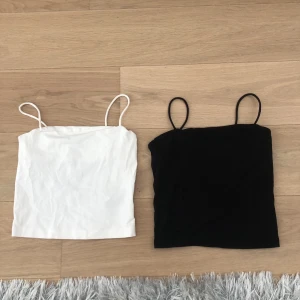 Toppar - En svart och en vit topp som inte passar mig. Dom är likadana. Passar XS och S. 100kr för båda eller 50kr styck