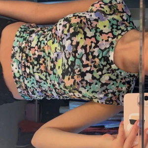 Topp från lindex - Färgglad topp från Lindex, storlek xs! Knappt använd och i väldigt bra skick 