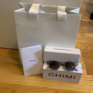 Tja, säljer mina riktigt snygga gråa chimi glasögon (01) då jag helt enkelt har tröttnat på dom! Utmärkt skick och perfekt nu till sommaren, allt og samt kvitto medföljer. Hör av er vid intresse!