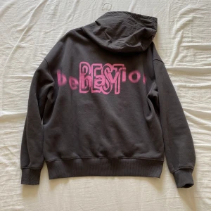 Graphic hoodie  - Säljer denna sjukt feta hoodien i strl S, passar M från ZARA. Tröjan är knappt använd, därav som nyskick. Är du intresserad eller om du har några frågor, hör av dig💫