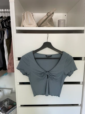 Topp - En jättefin blå topp ifrån SHEIN knappt använd, 