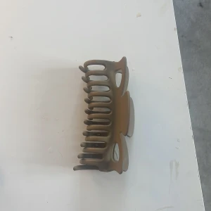 Hårklämma - Fint brunt hårklämma. Hur lång? 12cm 