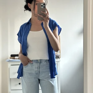 En blå linneskjorta💙 - Säljer en oanvänd linneskjorta! Ord pris 499 💙 mitt pris 199! Lite oversized✨