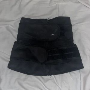 waistrainer - TRYCK INTE PÅ KÖP NU‼️‼️‼️‼️‼️‼️en waist trainer i storlek S. Den är för liten för mig då jag behöver större storlek haha.
