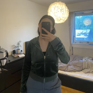 Juicy Couture kofta - Inte så använda kofta från Juicy Couture, men bit av märket gick av in tvättmaskin :(. Därav det lägra priset annars gott som ny!!