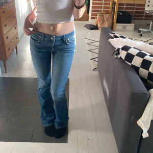 Low waist jeans - Lågmidjade bootcut jeans från zara i perfekt skick!! Storlek 38 men passar mig som brukar ha 32 i jeans, jag är 163cm lång och jag skulle säga att dem passar mig bra i längden (första bilden).☺️ Ursprungspriset är 400kr. 37cm i midjemått tvärs över 