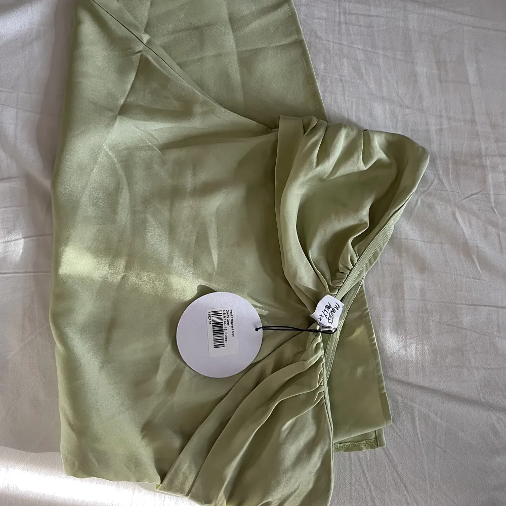 Supersöt grön bandeauklänning från princess polly! Helt ny men tyvärr för liten för mig, därför jag säljer den. Utgångspriset var $64 därav mitt pris men kan gå ner vid snabb affär. . Klänningar.