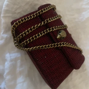 En kurtgeiger väska mini - En skit snygg Kurt väska från när jag va i England och har aldrig använts passar perfekt till skolan plus utekväll 🤩💕