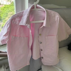 Rosa Jeansskjorta🩷 - kortärmad skjorta i denim använd endast en gång 