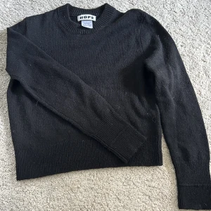 Stickad tröja  - Stickad tröja från Hope. Köpt second händ men i fint sick. Normal i storleken men något åt det kortare hållet i modellen. Är lite luddig på bilden. Skriv om du har fler frågor!💛🫧