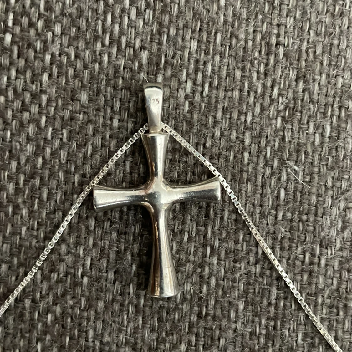 Silverhalsband och kors