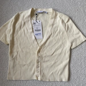 Fin ljusgul topp från zara  - Fin oanvänd topp från zara i färgen ljusgult. Lite kortare i modellen. Ordinarie pris är 229kr 