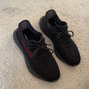 Yeezy Boost 350 Bred - Inköpt 2017 från Adidas. Då dom är lite för små för mig så har jag endast använt dom utan sula några få gånger, så mycket fint skick. Har ej kartong kvar, men skickas välpackat. Säljes billigt, först till kvarn. Kvitto finns