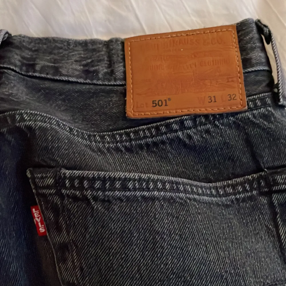 Svarta Levis 501 jeans  W31 L32 Knappt använda och i princip nyskick Köpta för 1100. Jeans & Byxor.