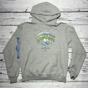 Champion Hoodie Grå Volleyboll - Märke: Champion Typ: Hoodie Färg: Grå Kroppstyp: Unisex Skick: Mycket Bra  Sparande av miljö  30x  lägre utsläpp jämfört med ny vara Sparat vatten ca 3950 liter Sparat CO2 ca 6.8 kg
