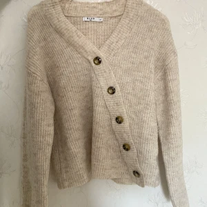 Tröja - Säljer nu denna tröjan. Använt den någon gång. Köpt för 300kr. Det är en Xxs tröja men är väldigt stretchig så även s m och l kan ha på sig den.