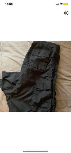 Cargobyxor  - Mörkblå cargobyxor, säljer då de är lite för korta för mig
