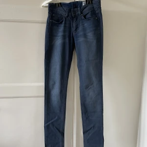 Lågmidjade jeans  - Lågmidjade jeans från G-star, har en slits längst ner, bra skick🫶🏼