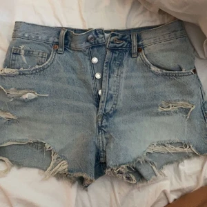 Jeansshorts - Nya jeansshorts från Zara som jag aldrig använt. Mid waist