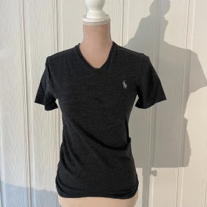 T-shirt - Ralph Lauren - Smickrande T-shirt från Ralph Lauren💞 Skick: använd fåtal gånger  Fler bilder? Skriv till mig så löser jag det!   Några frågor? Jag svarar så fort jag kan ❤️  Alla priser kan alltid diskuteras 😊