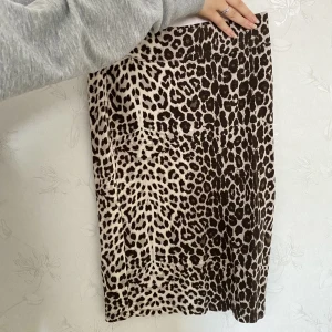 Kjol - Leopard mönstrad kjol. Storlek S men M kan ha.