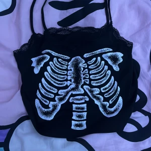 svart Skelett topp  - Söker för att den inte är min stil. Tunn och perfekt för sommaren. Använts 2 gånger (inom hus) och är helt fläck fri. Klicka på köp om du vill köpa, kontakta om du har frågor. 