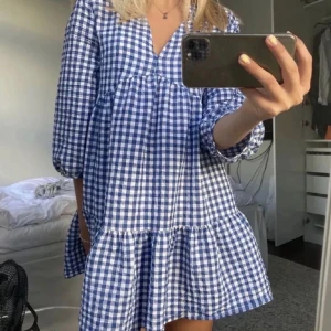 Zara klänning rutig blå vit - Rutig zara klänning, stlk XS! Buda till mig privat🤍 LAPPAR KVAR